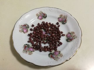 3、花生杂豆浆,红豆挑去杂质