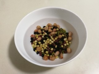 7、花生杂豆浆,放入清水清洗两边，放入冰箱冷藏清水浸泡一晚，冬天不需要放入冰箱