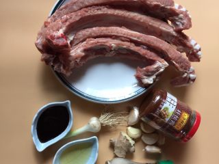 1、烤排骨,准备所需材料:猪排骨4根、柱候酱2勺、生抽1勺、料酒1勺、生姜1块、蒜白1段、蒜瓣6瓣、黑胡椒粉适量、烧烤酱适量、蚝油1勺