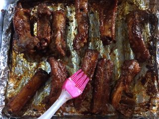 2、烤排骨,烘烤结束后取出，轻刷上一层烤酱后再烘烤2分钟即可