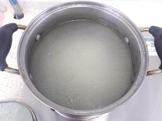 5、暖胃皮蛋瘦肉粥,米倒入锅中，加适量的水（水的多少看个人喜好，我是把粥作为主食所以煮的稠一些）大火煮开后转中小火煮20分钟