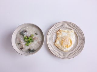 12、暖胃皮蛋瘦肉粥,配上一颗煎蛋，早餐完成啦