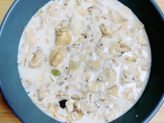 2、芒果麦片坚果露,麦片中加入250ml牛奶。