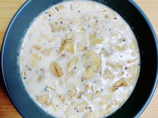 3、芒果麦片坚果露,放入微波炉中加热2分钟，取出放凉。