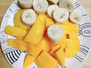 4、芒果麦片坚果露,将芒果、香蕉切块儿备用。