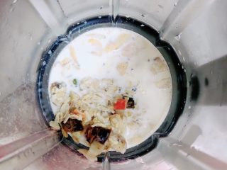 5、芒果麦片坚果露,将牛奶麦片倒入破壁机中。