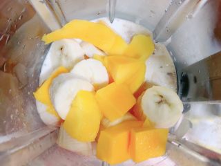 6、芒果麦片坚果露,再将芒果香蕉放入破壁机中。