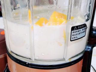 7、芒果麦片坚果露,再加入一定量的牛奶。