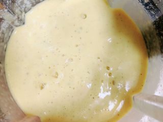 9、芒果麦片坚果露,香甜粘稠的营养糊就打好了。