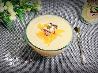 10、芒果麦片坚果露,将糊倒入碗中，上面摆上一些芒果块、坚果点缀。