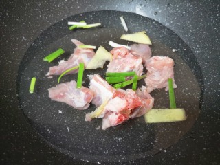 1、花生莲藕排骨汤,排骨凉水入锅,放小葱生姜片一起烧开,煮1分钟左右关火,捞出清洗干净备用。