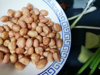 3、花生莲藕排骨汤,加入淘洗过的花生米。