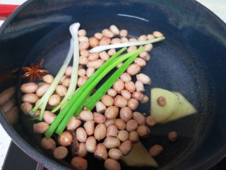 4、花生莲藕排骨汤,搅拌均匀开火。