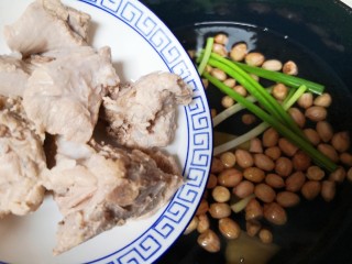 5、花生莲藕排骨汤,下入焯过水的排骨。