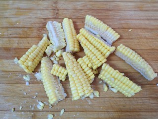 9、花生莲藕排骨汤,甜玉米洗干净切成小块。