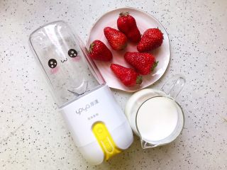 1、粉嫩少女心～草莓酸奶昔,首先我们准备好所有食材：新鲜草莓120g，酸奶220g