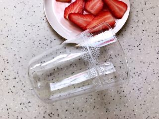 5、粉嫩少女心～草莓酸奶昔,取一个你喜欢的玻璃杯