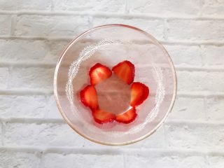 7、粉嫩少女心～草莓酸奶昔,从上面看就像一朵花，很漂亮