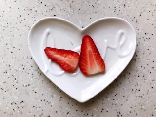 8、粉嫩少女心～草莓酸奶昔,留出两片，最后要做装饰的