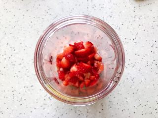 10、粉嫩少女心～草莓酸奶昔,放入榨汁机杯内