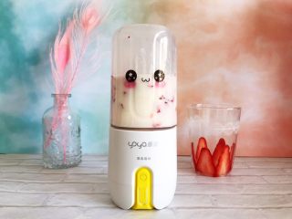 13、粉嫩少女心～草莓酸奶昔,然后倒扣上榨汁机主机部分，拧紧