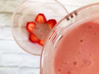 17、粉嫩少女心～草莓酸奶昔,将酸奶昔缓缓倒入杯中