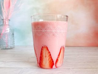 18、粉嫩少女心～草莓酸奶昔,倒好了，这个时候已经是很漂亮了