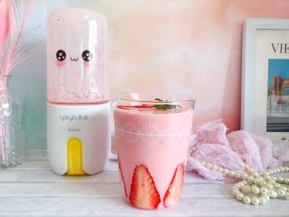 20、粉嫩少女心～草莓酸奶昔,健康，美味，高颜值，喜欢吗？喜欢的话就赶紧做起来吧！
