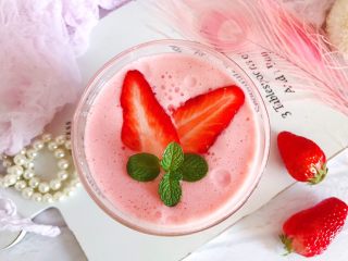 21、粉嫩少女心～草莓酸奶昔,成品图