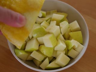 2、双椒土豆三文鱼,苹果切成小方块，挤些柠檬汁后颠几下，柠檬汁沾在苹果的切面上就不易氧化。