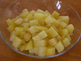 3、双椒土豆三文鱼,捞出来过凉水，控干水，放入碗里备用。