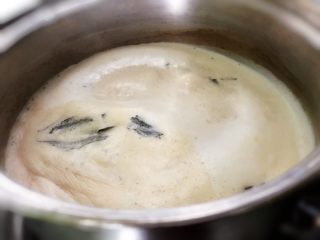 5、奶茶,小火煮开，不要走开，在旁边看着，非常容易溢出来的。