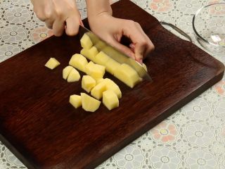 5、土豆咖喱鸡,土豆削皮，清洗干净后切小块。