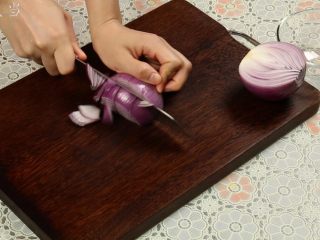 6、土豆咖喱鸡,洋葱去除最外面一层衣，切块。