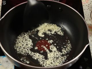 8、土豆咖喱鸡,不粘锅中加入适量的油，加入蒜末，小火炒出香味。