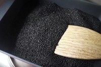 3、黑芝麻糊,黑芝麻小火炒熟备用，千万别炒过了，黑芝麻糊了成品会发苦；