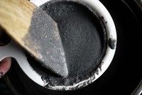 6、黑芝麻糊,将打好的糊分批过滤出芝麻水，可以用木铲帮助按压；