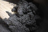 9、黑芝麻糊,重复以上步骤，将芝麻水滤出，最后渣的形态应该是干燥的；