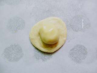 3、葱花油酥饼,擀开一个油皮包入油酥,包成圆形,收口朝下