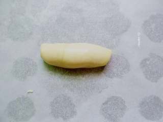 4、葱花油酥饼, 取第一只包好的饼皮,按扁,擀成牛舌状