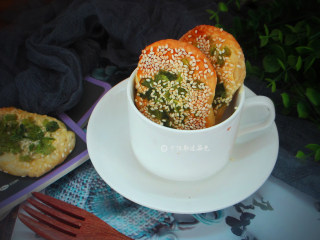 8、葱花油酥饼,180度左右烤15分钟,时间自己调整看上色程度,也可以用平底锅、微波炉、电饼铛、不粘锅、空气炸锅等