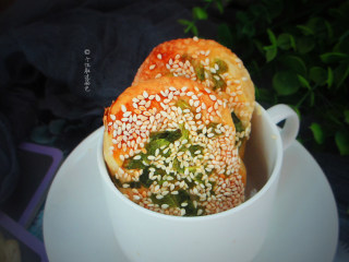 9、葱花油酥饼,掰开一个酥到掉渣,喜欢可以试试