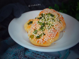 12、葱花油酥饼,吃惯了甜口味,今天换了咸的,葱油烧饼,咸酥口感哒!