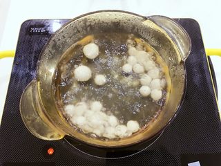 10、宝宝辅食:水果小圆子-36M ,重新准备一锅水,烧开,倒入做好的糯米小圆子,继续先大火煮开,煮的过程可以用勺子轻轻搅拌,可以防止圆子粘底,见小圆子上浮就差不多了。