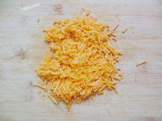 2、烧麦,胡萝卜去皮切成小丁