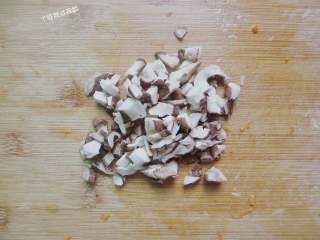 3、烧麦,香菇去根洗干净切成小丁