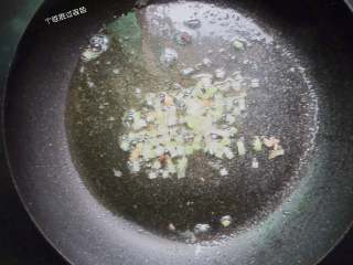 4、烧麦,锅中放入少许油，放姜末爆香