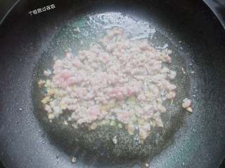 5、烧麦,下入肉末煸炒