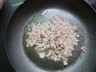 6、烧麦,肉末煸炒变色后加入香菇丁一起煸炒；