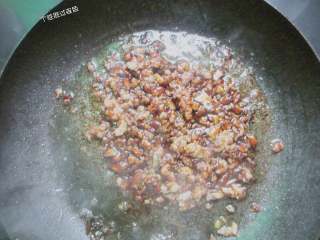 7、烧麦,调入少许生抽、耗油、白糖、盐